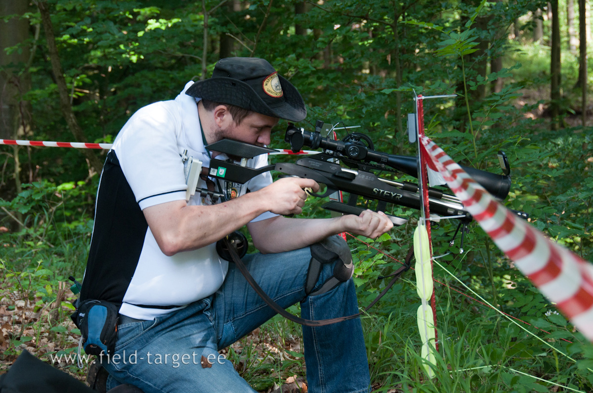 A single rifle sling - no additional straps are allowed